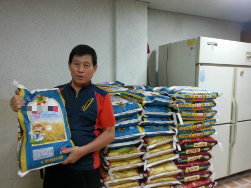 조원시장 상인회 소외계층 위해 쌀 기탁_1
