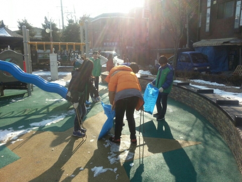 새마을문고 학생회원들과 함께 동 정화활동 전개_1