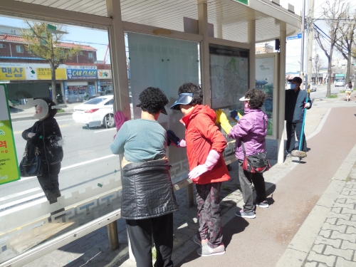 봄맞이 목욕을 마친 버스승강장_1