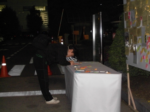 시청분향소, 야간에도 끊임없는 추모객 발길_4