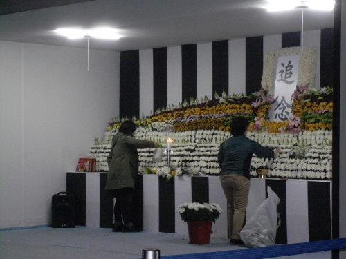 시청분향소, 야간에도 끊임없는 추모객 발길_3