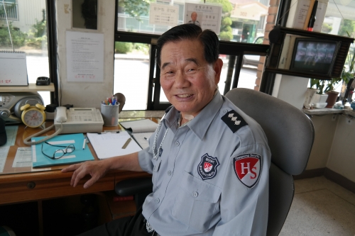 우리 아파트 경비원 진을섭님의 화단가꾸기_1