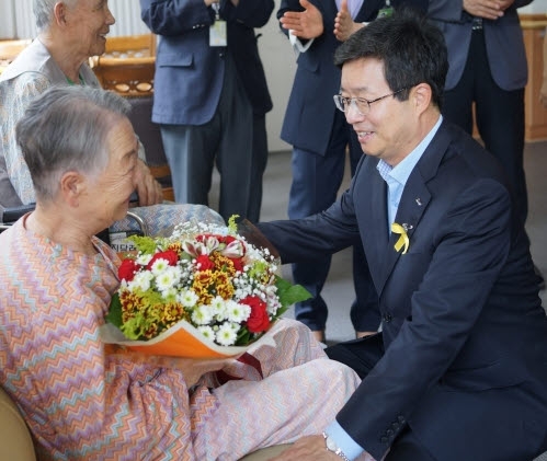 김문수 지사, 염태영 시장 수원보훈요양원 국가유공자 위문_1
