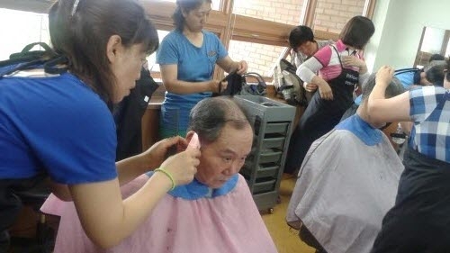 보훈요양원에 간 율천동 밤밭문화센터 이미용 회원들_1