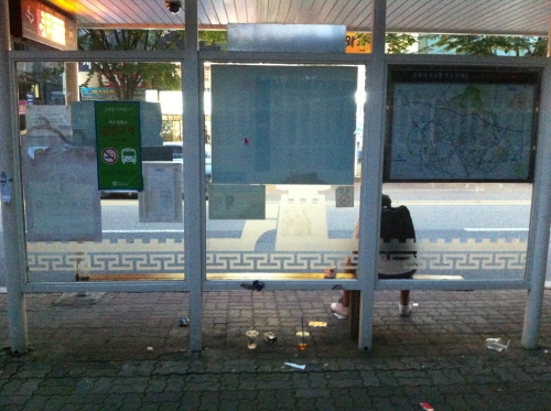 버스정류장은 쓰레기장이 아닙니다_1