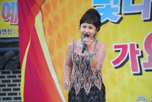 노래재능기부 봉사하는 가수 박경희씨_1