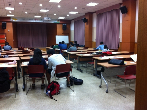 학교 시험기간으로 붐비는 도서관_1