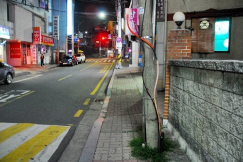 “이 전신주 좀 해결해 주세요. 정말 불편합니다”_1