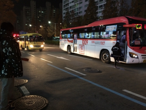 버스정류장, 학원차량 정차로 위험천만_1