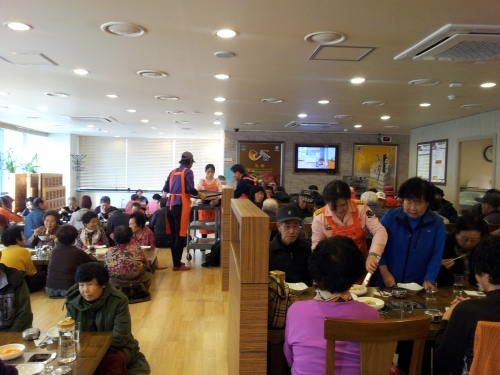 매탄3동 한우람명품관, 관내 노인 점심식사 대접_1