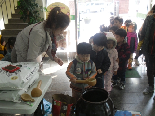 새동신유치원 어린이들 고사리 손길로 화수분 독에 쌀 채워_2