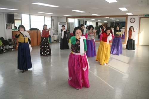 이 '끼' 많은 아줌마들, 도대체 어쩔 것이여?_2