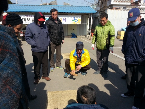 윷이야~모야~ 흥겨운 외침에 동네가 들썩_1