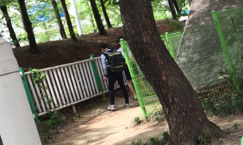 교복 입고 당당히 흡연하는 아이들..실태는?_1