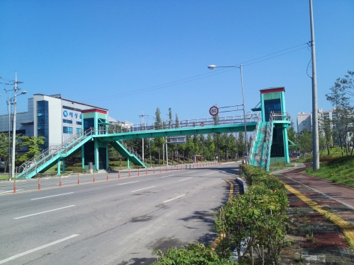 녹슬고 깨어지고 떨어져나간 서부로 솔대 육교 _1