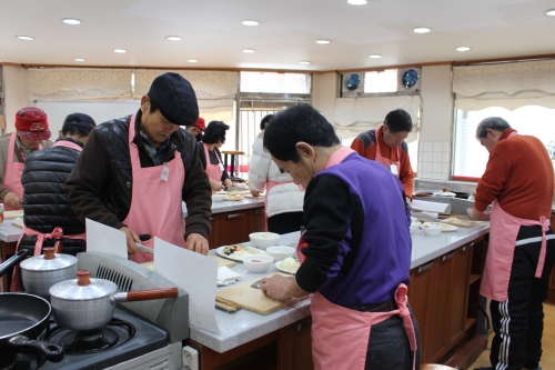 은퇴한 남성을 위한 쿠킹클래스 '요리날다' 진행_2