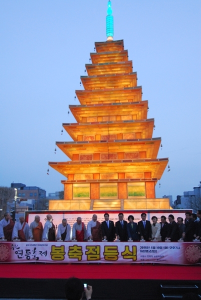 불기 2560년 부처님 오신 날 봉축점등식 열려_1