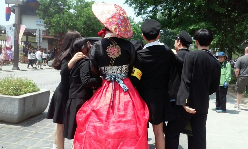 전통한복과 교복을 즐기는 남학생들