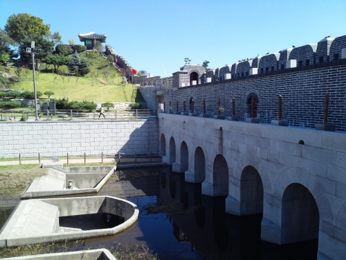 남수문 오르면 ‘동남각루’ 화성 길, 그림 같아_1
