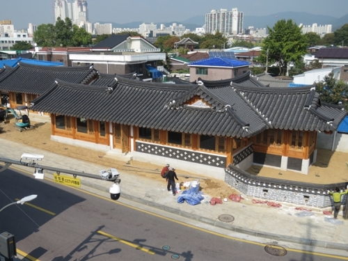 화서문 안쪽 한옥조성 공사 끝내_1