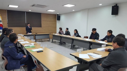 매산동 지역사회보장협의회 위원들이 월례회의를 하고 있다. 이날 회의를 통해 반찬 지원 방안을 마련했다.