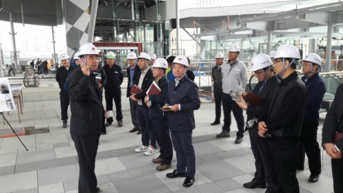신태호 수원시 안전교통국장(왼쪽)과 합동점검 관계자들이 18일 수원역 환승센터를 점검하고 의견을 나누고 있다. 