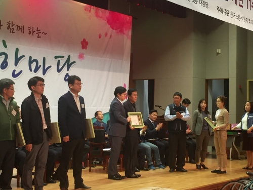 수원시장상을 수상하는 윤흥기 미화원반장