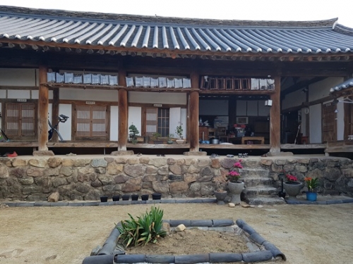 양진당의 안채에는 수 십 개의  소반이 놓여 있다. 종택을 찾는 손님의 규모를 짐작할 수 있다. 