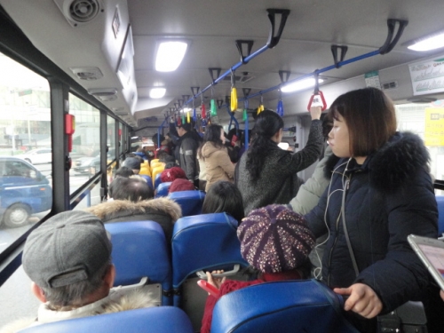 많은 사람이 승차한 버스 안 광경