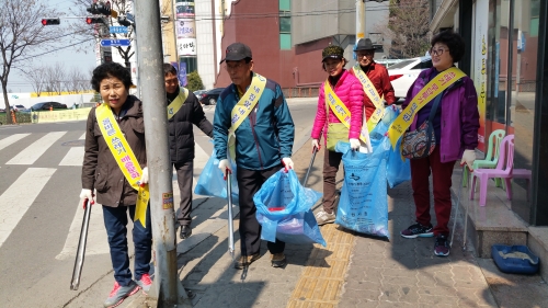 고등동 통장협의회원들이 쓰레기 무단투기 지역을 둘러보며 청소하고 있다.