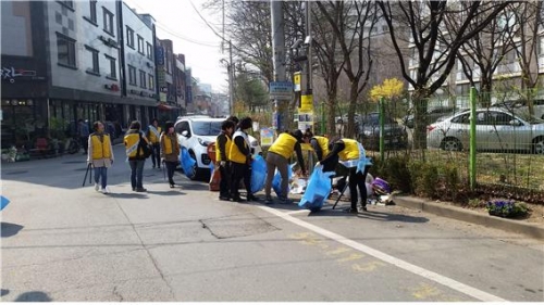우만2동 통장협의회원들이 관내 쓰레기를 수거하고 있다.