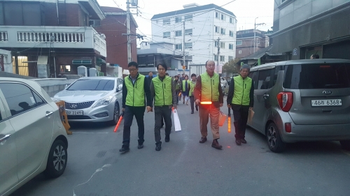 방범 순찰중인 단체원들 