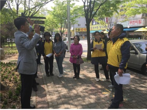 주민참여예산 사업 현장을 둘러보는 관계자들