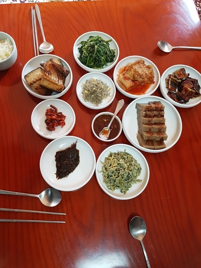 양진당 종부의 인심으로 대접받은 아침밥상, 이후로도 몇 가지의 반찬이 더 상에 올랐다.