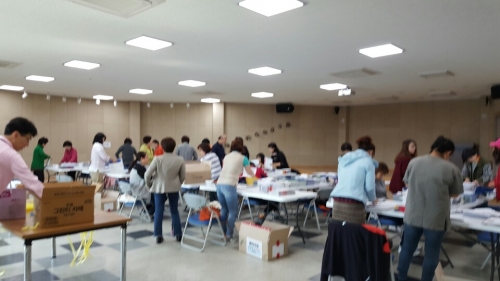 선거공보물 작업으로 분주한 매탄4동주민센터