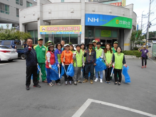 입북동 대청소에 참여한 주민들