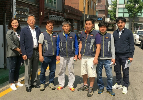 집수리 지원에 참여한 자원봉사자들과 홍사준 구청장