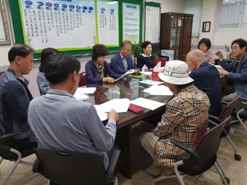 우만2동 마을만들기협의회원들이 마을만들기 사업을 논의하고있다.