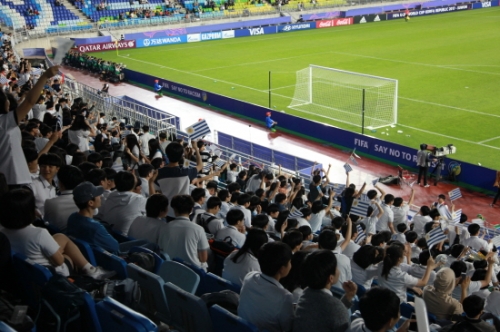 수원 월드컵경기장에서 열띤 응원을 펼친 팔달구 서포터즈