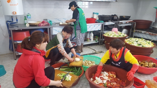 화서1동, 어려운 이웃 반찬 나눔 추진 중인 새마을부녀회원들