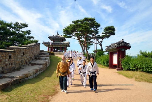 강신철 총재와 한방봉 회장을 필두로 걷는 한국태권도고수회 회원들