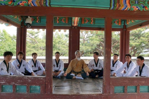 서남각루에서 담소중인 강신철 총재와 한국태권도고수회 