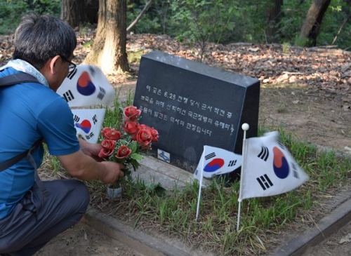 가던 발길 잠시 멈추고 묵념을..._2