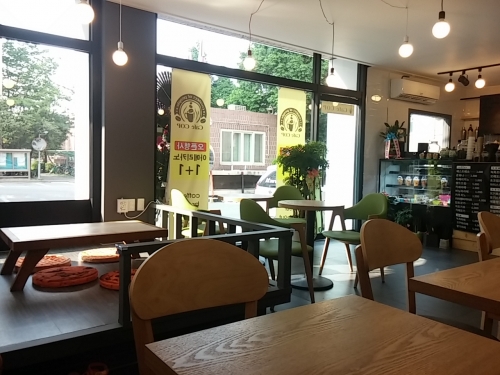 집 앞 상가에 생긴 커피숍 모습이다.