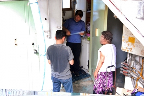 홀몸노인이 살고 있는 집 방충망을 제작하기 위해 찾아간 집. 협의체 회원의 등이 온통 땀으로 젖어있다