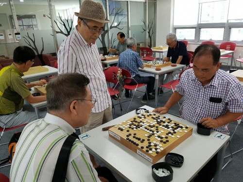 맞수와의 대결은 양보할 수 없다.