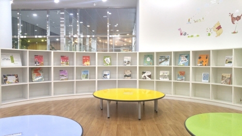 광교홍재도서관 '방학에 가보는 전국 방방곡곡' 도서전시 모습