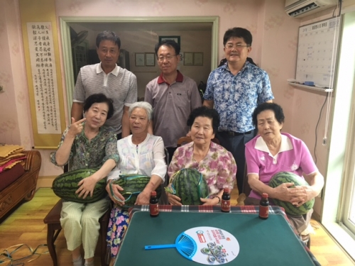 경로당 방문 수박 전달