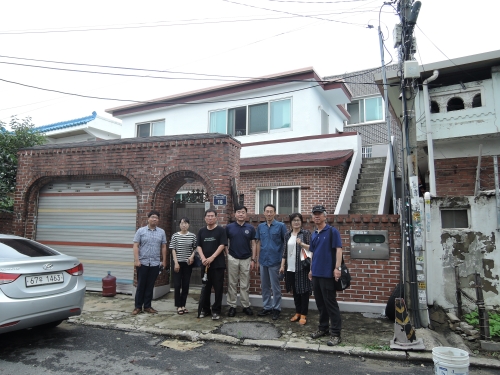 고 오주석 생가 앞에서 참여자들 