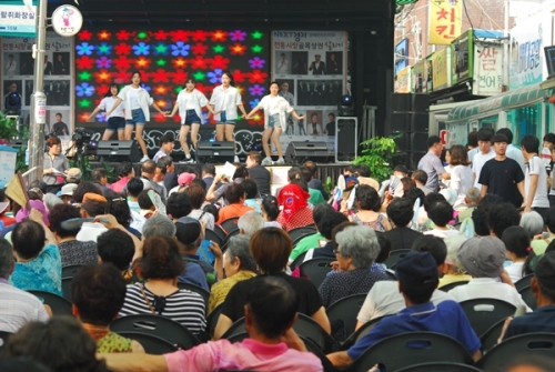 무더위에도 시장통에 모인 인파. 여중생들도 상권살리기에 동참했다 